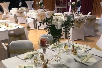 Tranche de foie gras en millefeuille avec décoration de fruits, sauce rouge et bâtonnets en chocolat.