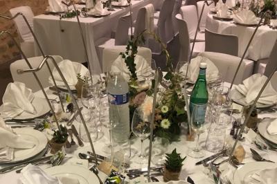 Tranche de foie gras en millefeuille avec décoration de fruits, sauce rouge et bâtonnets en chocolat.