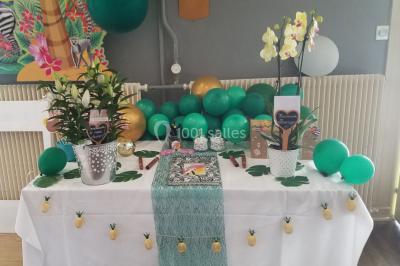 Étang calme reflétant des arbres et une pelouse verdoyante avec un bunker de golf en arrière-plan.