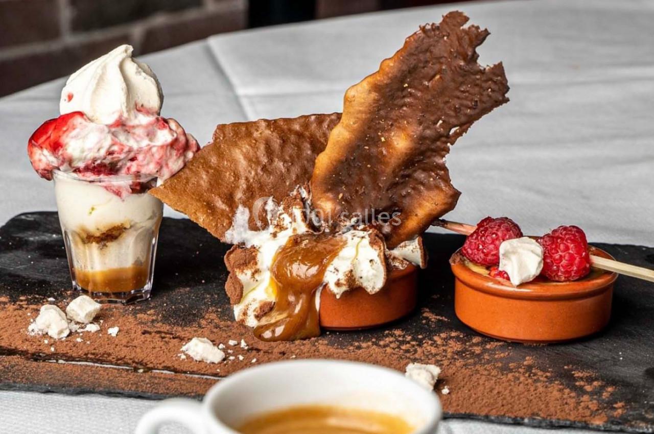 Dessert composé de crèmes brûlées, glace vanille avec coulis de fraise, framboises fraîches et tuiles au chocolat.