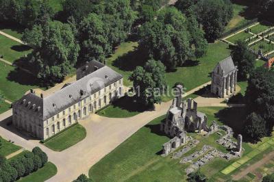 Miniature Location salle Fontaine-Chaalis (Oise) - Domaine de Chaalis #19 Intérieur d'une chapelle gothique avec des vitraux colorés, des voûtes ornées et des peintures murales détaillées.