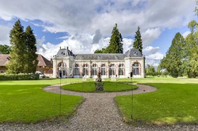 Miniature Location salle Fontaine-Chaalis (Oise) - Domaine de Chaalis #2 Intérieur d'une chapelle gothique avec des vitraux colorés, des voûtes ornées et des peintures murales détaillées.