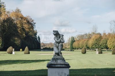 Miniature Location salle Fontaine-Chaalis (Oise) - Domaine de Chaalis #27 Intérieur d'une chapelle gothique avec des vitraux colorés, des voûtes ornées et des peintures murales détaillées.