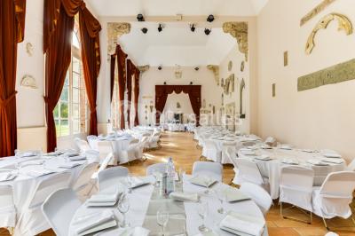 Miniature Location salle Fontaine-Chaalis (Oise) - Domaine de Chaalis #13 Intérieur d'une chapelle gothique avec des vitraux colorés, des voûtes ornées et des peintures murales détaillées.