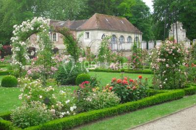 Miniature Location salle Fontaine-Chaalis (Oise) - Domaine de Chaalis #24 Intérieur d'une chapelle gothique avec des vitraux colorés, des voûtes ornées et des peintures murales détaillées.