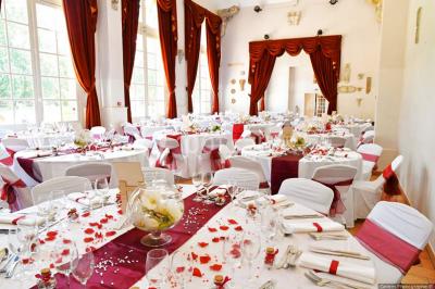 Miniature Location salle Fontaine-Chaalis (Oise) - Domaine de Chaalis #10 Intérieur d'une chapelle gothique avec des vitraux colorés, des voûtes ornées et des peintures murales détaillées.