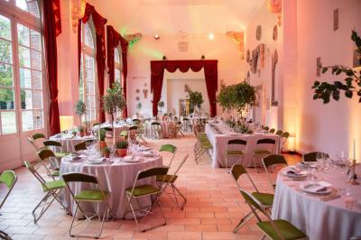 Miniature Location salle Fontaine-Chaalis (Oise) - Domaine de Chaalis #5 Intérieur d'une chapelle gothique avec des vitraux colorés, des voûtes ornées et des peintures murales détaillées.