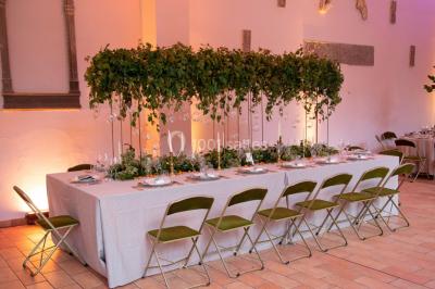 Miniature Location salle Fontaine-Chaalis (Oise) - Domaine de Chaalis #9 Intérieur d'une chapelle gothique avec des vitraux colorés, des voûtes ornées et des peintures murales détaillées.