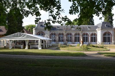 Miniature Location salle Fontaine-Chaalis (Oise) - Domaine de Chaalis #14 Intérieur d'une chapelle gothique avec des vitraux colorés, des voûtes ornées et des peintures murales détaillées.