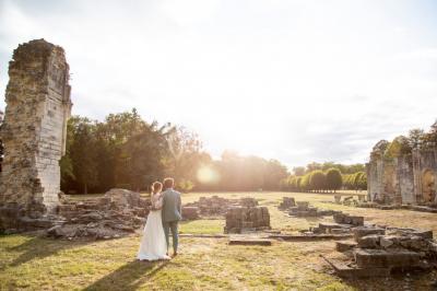 Miniature Location salle Fontaine-Chaalis (Oise) - Domaine de Chaalis #17 Intérieur d'une chapelle gothique avec des vitraux colorés, des voûtes ornées et des peintures murales détaillées.