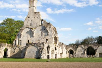 Miniature Location salle Fontaine-Chaalis (Oise) - Domaine de Chaalis #26 Intérieur d'une chapelle gothique avec des vitraux colorés, des voûtes ornées et des peintures murales détaillées.