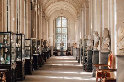 Miniature Location salle Fontaine-Chaalis (Oise) - Domaine de Chaalis #30 Intérieur d'une chapelle gothique avec des vitraux colorés, des voûtes ornées et des peintures murales détaillées.