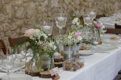 Miniature Location salle Montagnac (Hérault) - Domaine de la Grangette #12 Tente en toile beige installée sur un sol gravillonné, entourée d'arbres, avec des lits aménagés à l'intérieur.