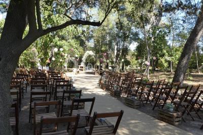 Miniature Location salle Montagnac (Hérault) - Domaine de la Grangette #7 Tente en toile beige installée sur un sol gravillonné, entourée d'arbres, avec des lits aménagés à l'intérieur.