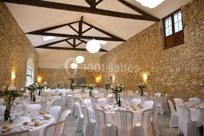Miniature Location salle Montagnac (Hérault) - Domaine de la Grangette #8 Tente en toile beige installée sur un sol gravillonné, entourée d'arbres, avec des lits aménagés à l'intérieur.