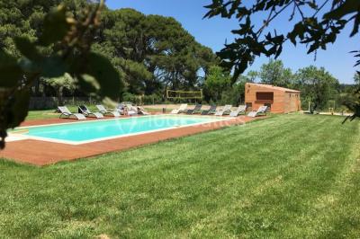 Miniature Location salle Montagnac (Hérault) - Domaine de la Grangette #19 Tente en toile beige installée sur un sol gravillonné, entourée d'arbres, avec des lits aménagés à l'intérieur.