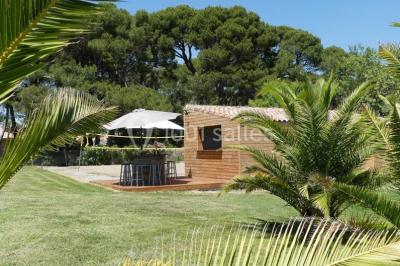 Miniature Location salle Montagnac (Hérault) - Domaine de la Grangette #23 Tente en toile beige installée sur un sol gravillonné, entourée d'arbres, avec des lits aménagés à l'intérieur.