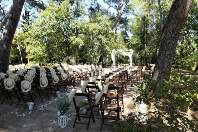 Miniature Location salle Montagnac (Hérault) - Domaine de la Grangette #6 Tente en toile beige installée sur un sol gravillonné, entourée d'arbres, avec des lits aménagés à l'intérieur.