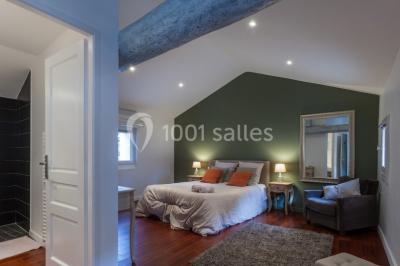 Miniature Location salle Montagnac (Hérault) - Domaine de la Grangette #25 Tente en toile beige installée sur un sol gravillonné, entourée d'arbres, avec des lits aménagés à l'intérieur.