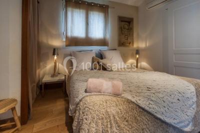 Miniature Location salle Montagnac (Hérault) - Domaine de la Grangette #26 Tente en toile beige installée sur un sol gravillonné, entourée d'arbres, avec des lits aménagés à l'intérieur.