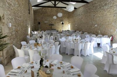Miniature Location salle Montagnac (Hérault) - Domaine de la Grangette #11 Tente en toile beige installée sur un sol gravillonné, entourée d'arbres, avec des lits aménagés à l'intérieur.