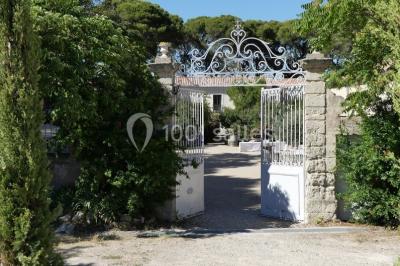 Miniature Location salle Montagnac (Hérault) - Domaine de la Grangette #2 Tente en toile beige installée sur un sol gravillonné, entourée d'arbres, avec des lits aménagés à l'intérieur.