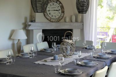 Miniature Location salle Montagnac (Hérault) - Domaine de la Grangette #29 Tente en toile beige installée sur un sol gravillonné, entourée d'arbres, avec des lits aménagés à l'intérieur.