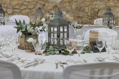 Miniature Location salle Montagnac (Hérault) - Domaine de la Grangette #13 Tente en toile beige installée sur un sol gravillonné, entourée d'arbres, avec des lits aménagés à l'intérieur.