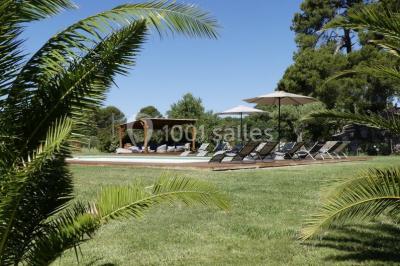 Miniature Location salle Montagnac (Hérault) - Domaine de la Grangette #20 Tente en toile beige installée sur un sol gravillonné, entourée d'arbres, avec des lits aménagés à l'intérieur.