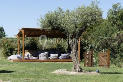 Miniature Location salle Montagnac (Hérault) - Domaine de la Grangette #22 Tente en toile beige installée sur un sol gravillonné, entourée d'arbres, avec des lits aménagés à l'intérieur.