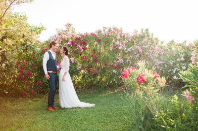 Miniature Location salle Montagnac (Hérault) - Domaine de la Grangette #18 Tente en toile beige installée sur un sol gravillonné, entourée d'arbres, avec des lits aménagés à l'intérieur.
