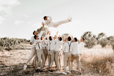 Miniature Location salle Montagnac (Hérault) - Domaine de la Grangette #17 Tente en toile beige installée sur un sol gravillonné, entourée d'arbres, avec des lits aménagés à l'intérieur.