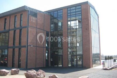 Miniature Location salle Rouen (Seine-Maritime) - Vue Sur Seine #5 Espace intérieur lumineux avec fauteuils rouges et noirs, tables hautes, plantes et stands d'exposition en arrière-plan.