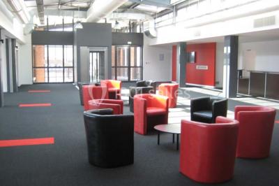 Miniature Location salle Rouen (Seine-Maritime) - Vue Sur Seine #11 Espace intérieur lumineux avec fauteuils rouges et noirs, tables hautes, plantes et stands d'exposition en arrière-plan.