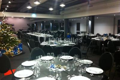 Miniature Location salle Rouen (Seine-Maritime) - Vue Sur Seine #18 Espace intérieur lumineux avec fauteuils rouges et noirs, tables hautes, plantes et stands d'exposition en arrière-plan.