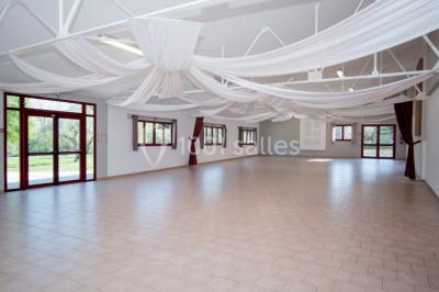 Miniature Location salle Le Crès (Hérault) - Domaine du Mas du Pont #10 Un couple en tenue de mariage pose devant un groupe de cavaliers alignés sur des chevaux dans un espace verdoyant.