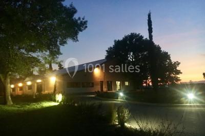 Miniature Location salle Le Crès (Hérault) - Domaine du Mas du Pont #16 Un couple en tenue de mariage pose devant un groupe de cavaliers alignés sur des chevaux dans un espace verdoyant.