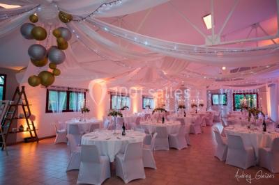 Miniature Location salle Le Crès (Hérault) - Domaine du Mas du Pont #3 Un couple en tenue de mariage pose devant un groupe de cavaliers alignés sur des chevaux dans un espace verdoyant.