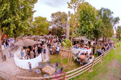 Miniature Location salle Le Crès (Hérault) - Domaine du Mas du Pont #8 Un couple en tenue de mariage pose devant un groupe de cavaliers alignés sur des chevaux dans un espace verdoyant.