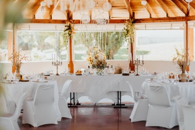Miniature Location salle Le Crès (Hérault) - Domaine du Mas du Pont #18 Un couple en tenue de mariage pose devant un groupe de cavaliers alignés sur des chevaux dans un espace verdoyant.