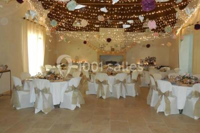 Miniature Location salle Avignon (Vaucluse) - Domaine de Rochegude #20 Façade d'une maison provençale avec terrasse ombragée, tables en fer forgé et grand arbre au premier plan.