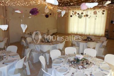 Miniature Location salle Avignon (Vaucluse) - Domaine de Rochegude #17 Façade d'une maison provençale avec terrasse ombragée, tables en fer forgé et grand arbre au premier plan.