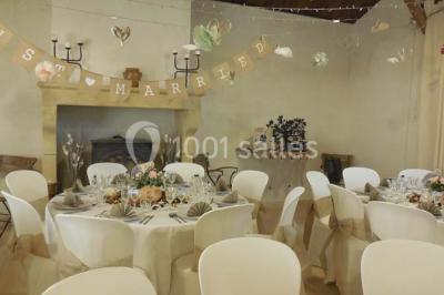 Miniature Location salle Avignon (Vaucluse) - Domaine de Rochegude #19 Façade d'une maison provençale avec terrasse ombragée, tables en fer forgé et grand arbre au premier plan.