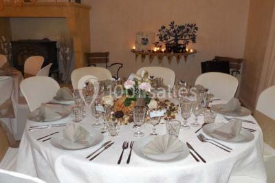 Miniature Location salle Avignon (Vaucluse) - Domaine de Rochegude #18 Façade d'une maison provençale avec terrasse ombragée, tables en fer forgé et grand arbre au premier plan.