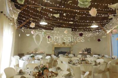 Miniature Location salle Avignon (Vaucluse) - Domaine de Rochegude #21 Façade d'une maison provençale avec terrasse ombragée, tables en fer forgé et grand arbre au premier plan.