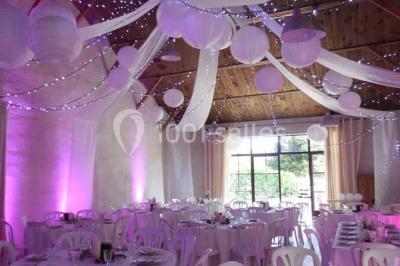 Miniature Location salle Avignon (Vaucluse) - Domaine de Rochegude #22 Façade d'une maison provençale avec terrasse ombragée, tables en fer forgé et grand arbre au premier plan.