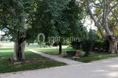 Miniature Location salle Avignon (Vaucluse) - Domaine de Rochegude #25 Façade d'une maison provençale avec terrasse ombragée, tables en fer forgé et grand arbre au premier plan.