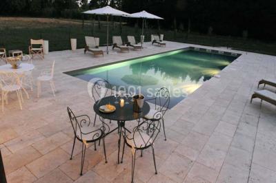 Miniature Location salle Avignon (Vaucluse) - Domaine de Rochegude #14 Façade d'une maison provençale avec terrasse ombragée, tables en fer forgé et grand arbre au premier plan.