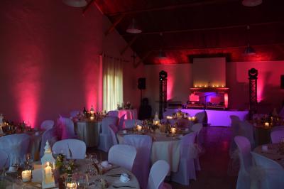 Miniature Location salle Avignon (Vaucluse) - Domaine de Rochegude #12 Façade d'une maison provençale avec terrasse ombragée, tables en fer forgé et grand arbre au premier plan.