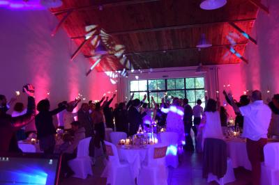 Miniature Location salle Avignon (Vaucluse) - Domaine de Rochegude #23 Façade d'une maison provençale avec terrasse ombragée, tables en fer forgé et grand arbre au premier plan.